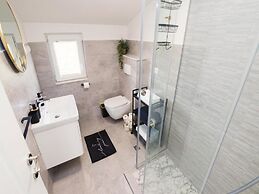 Apartments Mistral - Three Bedroom Apartment With Balcony and Shared P