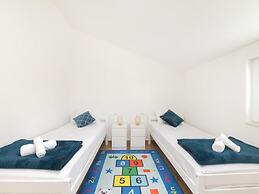 Apartments Mistral - Three Bedroom Apartment With Balcony and Shared P