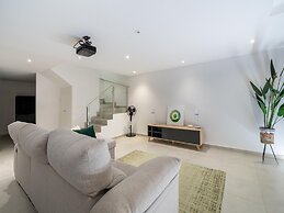 Villa With Private Pool and Whirlpool