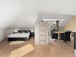 Beautiful Duplex Near Shopping Street