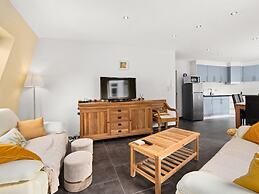 Beautiful Duplex Near Shopping Street