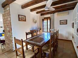 Spacious Holiday Home With Private Garden