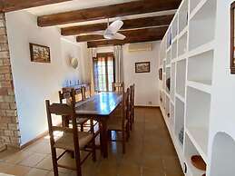 Spacious Holiday Home With Private Garden