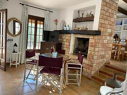 Spacious Holiday Home With Private Garden