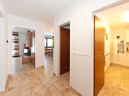 Urbane Holiday Home Near Lake