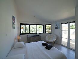 Charming Villa in Le Bois-plage With Private Pool