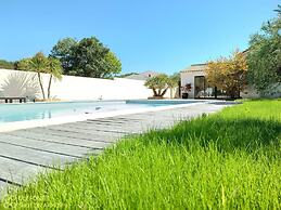 Charming Villa in Le Bois-plage With Private Pool