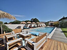 Charming Villa in Le Bois-plage With Private Pool