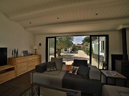 Charming Villa in Le Bois-plage With Private Pool