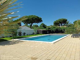 Charming Villa in Le Bois-plage With Private Pool