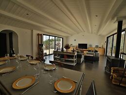 Charming Villa in Le Bois-plage With Private Pool