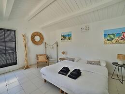 Charming Villa in Le Bois-plage With Private Pool