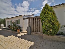 Charming Villa in Le Bois-plage With Private Pool