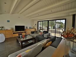 Charming Villa in Le Bois-plage With Private Pool