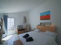 Charming Villa in Le Bois-plage With Private Pool