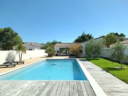 Charming Villa in Le Bois-plage With Private Pool