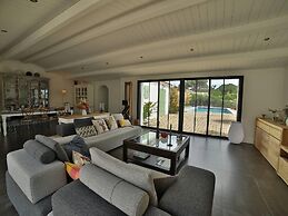 Charming Villa in Le Bois-plage With Private Pool