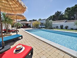 Charming Villa in Le Bois-plage With Private Pool