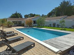 Charming Villa in Le Bois-plage With Private Pool