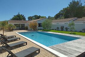 Charming Villa in Le Bois-plage With Private Pool