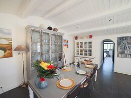 Charming Villa in Le Bois-plage With Private Pool