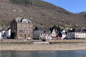 Holiday Apartment by the Pond