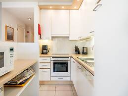 Monet 101, Quietly Located