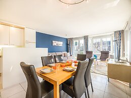 Monet 101, Quietly Located