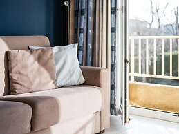 Monet 101, Quietly Located