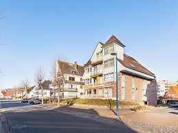 Monet 101, Quietly Located