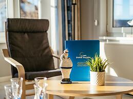 Monet 101, Quietly Located