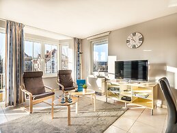 Monet 101, Quietly Located