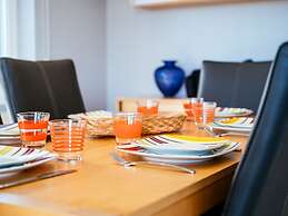 Monet 101, Quietly Located