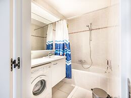 Monet 101, Quietly Located