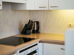 Monet 101, Quietly Located