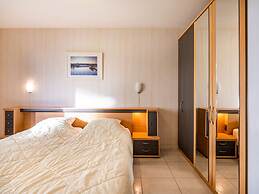 Monet 101, Quietly Located