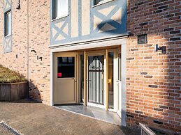 Monet 101, Quietly Located