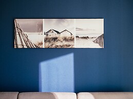 Monet 101, Quietly Located