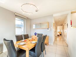 Monet 101, Quietly Located