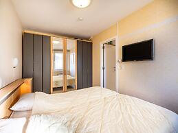 Monet 101, Quietly Located