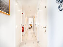 Monet 101, Quietly Located