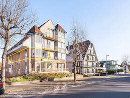 Monet 101, Quietly Located