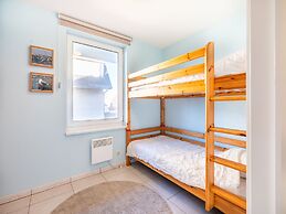 Monet 101, Quietly Located