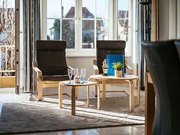 Monet 101, Quietly Located