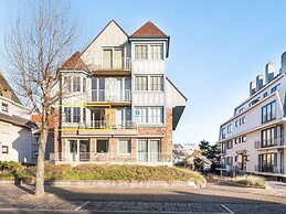 Monet 101, Quietly Located