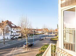 Monet 101, Quietly Located