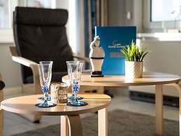 Monet 101, Quietly Located