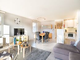 Monet 101, Quietly Located