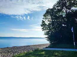 in the Countryside Modern Retreat