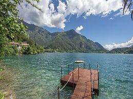 Belvilla by OYO Lake-view Holiday Home With Garden